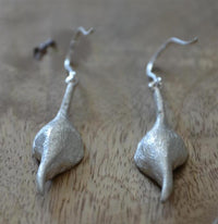 Load image into Gallery viewer, Ohrringe 925 Sterling Silber Blüte 40mm lang oxidiert - chic - net.de
