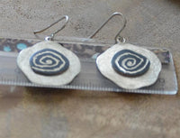 Load image into Gallery viewer, Ohrringe 925 Sterling Silber Spiegelei Spirale schwarz - chic - net.de
