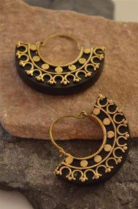 Load image into Gallery viewer, Ohrringe Arang Holz Brass gold halber Ring verziert - chic - net.de
