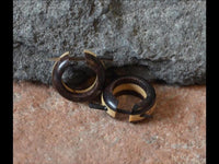 Load image into Gallery viewer, Ohrringe Buaya Holz Sonoholz kleine Creolen Pin - Stick - chic - net.de
