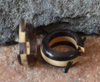 Load image into Gallery viewer, Ohrringe Buaya Holz Sonoholz kleine Creolen Pin - Stick - chic - net.de
