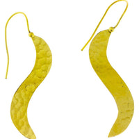 Load image into Gallery viewer, Ohrringe gehämmert S geschwungen Messing antik golden Ohrhänger nickelfrei Tribal Brass lang - chic - net.de
