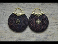 Load image into Gallery viewer, Ohrringe Holz Brass Blume Bügel gold Gravur Dahlie - chic - net.de
