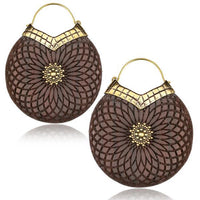 Load image into Gallery viewer, Ohrringe Holz Brass Blume Bügel gold Gravur Dahlie - chic - net.de
