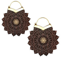 Load image into Gallery viewer, Ohrringe Holz Brass Blume Bügel gold Gravur zackig - chic - net.de
