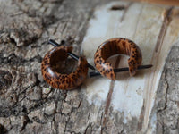 Load image into Gallery viewer, Ohrringe Kokos Holz kleine Creolen Pin Stick 15mm - chic - net.de
