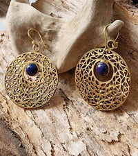 Load image into Gallery viewer, Ohrringe Kreis gestanzt Lapis Mandel blau Messing antik golden Tribal Ohrhänger - chic - net.de

