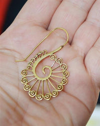 Cargar imagen en el visor de la galería, Ohrringe Messing antik golden Tribal Ohrhänger Spiralen Stäbe starr Haken - chic - net.de
