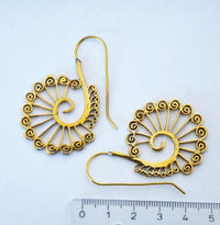 Cargar imagen en el visor de la galería, Ohrringe Messing antik golden Tribal Ohrhänger Spiralen Stäbe starr Haken - chic - net.de
