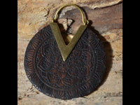 Load image into Gallery viewer, Ohrringe Narra Holz Brass gold Zacke Blume Mandala - chic - net.de
