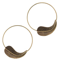 Cargar imagen en el visor de la galería, Ohrringe Ring groß mit Feder aus Messing Brass antik golden Tribal Schmuck Piercing - chic - net.de
