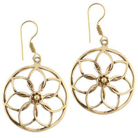Cargar imagen en el visor de la galería, Ohrringe rund mit Blume als Motiv aus antik goldenem Messing Brass Tribal Ohrhänger - chic - net.de
