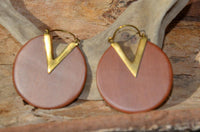 Load image into Gallery viewer, Ohrringe Sawo Holz Brass Bügel gold rund Zacke braun - chic - net.de
