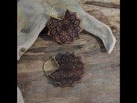 Load image into Gallery viewer, Ohrringe Sonnenblume Holz Brass Bügel gold Gravur 38mm - chic - net.de
