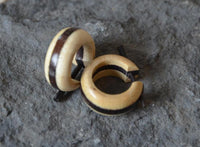 Load image into Gallery viewer, Ohrringe Sonoholz Buaya Holz kleine Creolen Pin Stick - chic - net.de
