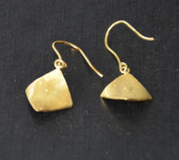 Load image into Gallery viewer, Ohrringe vergoldet 925 Silber Raute gebogen uneben - chic - net.de
