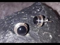Load image into Gallery viewer, Ohrstecker Onyx schwarz rund 10 mm 925er Sterling Silber Kerben Rand diagonal - chic - net.de
