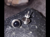Load image into Gallery viewer, Ohrstecker Onyx schwarz rund 10 mm 925er Sterling Silber Kerben Rand diagonal - chic - net.de
