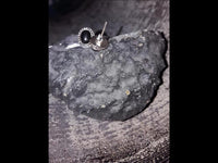 Cargar imagen en el visor de la galería, Ohrstecker schwarz Stein Onyx oval Rand Zopfmuster 925 Sterlingsilber - chic - net.de
