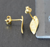 Load image into Gallery viewer, Ohrstecker vergoldet 925 Silber Mandel gewellt - chic - net.de
