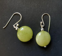 Load image into Gallery viewer, Damenohrringe hellgrün Katzenauge, rund flach 925 Sterlingsilber
