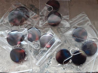 Cargar imagen en el visor de la galería, Perlmuttmuschel Ohrringe, runde Perlmutt Muschel Ohrringe mit schwarz beige bunt Muster und Bügel aus 925 Sterlingsilber
