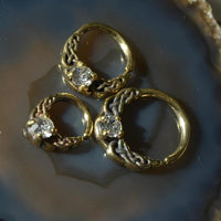 Load image into Gallery viewer, Universal Piercing Ring Brass klar Kristall Knoten celtic
