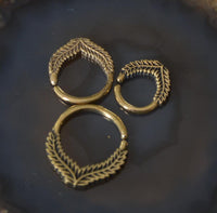 Load image into Gallery viewer, Universal Piercing Ring Brass Blätter Zweige gold
