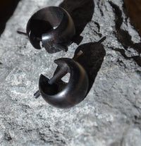 Load image into Gallery viewer, Pin Creolen kleine Ohrstecker schwarz rund breit Holz - chic - net.de
