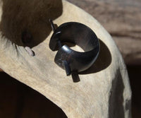 Load image into Gallery viewer, Pin Creolen kleine Ohrstecker schwarz rund breit Holz - chic - net.de
