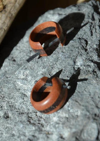 Cargar imagen en el visor de la galería, Pin Creolen Stick Ohrringe Holz 15mm rot braun Streifen - chic - net.de
