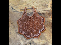 Cargar imagen en el visor de la galería, Pin Creolen Stick Ohrringe Holz Mandala Blume 1.6mm groß - chic - net.de
