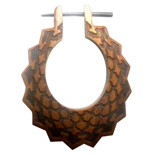 Sawoholz Holz Pin Creolen 42mm rotbraun Ohrringe oval Zackenrand Pfeile Schuppen - chic - net.de