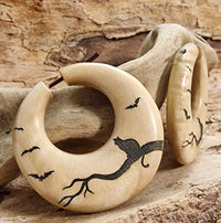 Load image into Gallery viewer, Schwarze Katze Holz - Creolen Ohrringe - chic - net.de
