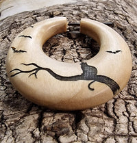 Load image into Gallery viewer, Schwarze Katze Holz - Creolen Ohrringe - chic - net.de
