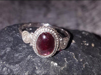 Load image into Gallery viewer, Silber Ring Granat Seile Spiralen Kreise oval rot Punkte 925 - chic - net.de
