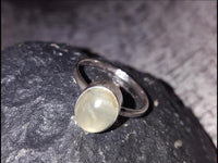 Cargar imagen en el visor de la galería, Silber Ring Prehnit 14 mm grün oval eingefasst 925 - chic - net.de
