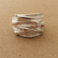 Load image into Gallery viewer, Silberring massiv hell oxidiert gerollt Einkerbungen 925er Sterling Silber Damen Ringe - chic - net.de
