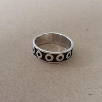 Load image into Gallery viewer, Silberring Muster Kreise dunkel oxidiert 925er Sterling Silber Damen Silberschmuck Ringe - chic - net.de
