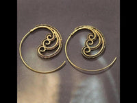 Load image into Gallery viewer, Spiralen Ohrringe Brass Punkte drei Spiralen antik golden Tribal Piercing - chic - net.de
