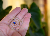 Load image into Gallery viewer, Spiralen Ohrringe dünn Lapis rund Messing Brass antik golden nickelfrei Piercing Tribal Schmuck - chic - net.de

