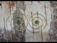 Cargar imagen en el visor de la galería, Spiralen Ohrringe glänzend Messing Jade antik golden Piercing Tribal nickelfrei Schmuck Brass Bronze - chic - net.de
