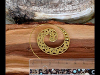 Cargar imagen en el visor de la galería, Spiralen Ohrringe S - Formen Spiralen Messing Brass antik golden Tribal Ohrhänger - chic - net.de
