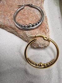 Load image into Gallery viewer, Strahlende Creolen - Handgefertigte Damenohrringe in gold und silber - chic - net.de
