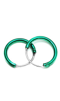 Load image into Gallery viewer, Zwei kleine, metallic-bunt gefärbte Creolen-Ohrringe aus 925er Sterling Silber liegen überlappend mit sichtbaren Verschlüssen auf weißem Hintergrund. Die Silberohrringe sind nickelfrei und ideal für empfindliche Ohren.
