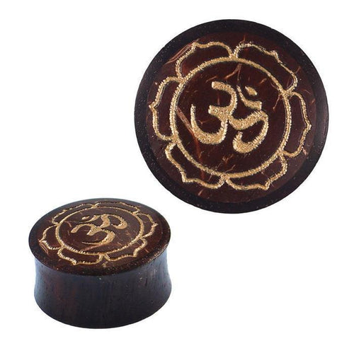 The Holz Plug Om Blume features a gold-painted laser-engraved Om in a lotus on coconut wood. With smooth, curved edges, this Tribal Expander Tunnel blends tradition and style, shown from top and side views.