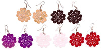 Cargar imagen en el visor de la galería, Five pairs of Holzohrringe Blume Staubblätter in lila, natur, rot, braun, and weiß, each with a charming flower design and nickelfreie Edelstahlbügel, are arranged in a row on a white background.

