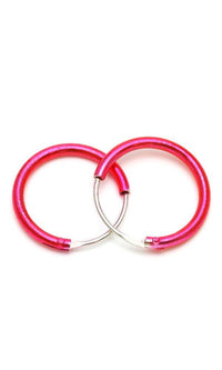 Load image into Gallery viewer, Two metallic, colorful Creolen Ohrringe aus 925er Sterling Silber, klein und nickelfrei, liegen interlocked auf weißem Hintergrund – inspiriert von den &quot;Silberohrringe gefärbt metallic bunt Creolen Ohrringe 925er Sterling Silber klein&quot;.
