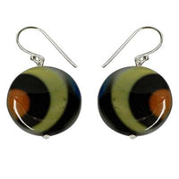 Cargar imagen en el visor de la galería, Perlmuttmuschel Ohrringe, runde Perlmutt Muschel Ohrringe mit schwarz beige bunt Muster und Bügel aus 925 Sterlingsilber

