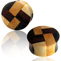 Cargar imagen en el visor de la galería, Two double flared, handmade &quot;laminiert Holzplug vier Farben Muster Tribal Holz Plugs&quot; feature an inlaid geometric pattern with light, medium, and dark wood pieces. They have a smooth, polished finish and are displayed on a reflective white background.
